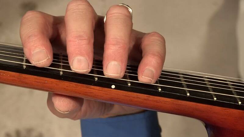 Do not set the fingers in the center of the fret area.