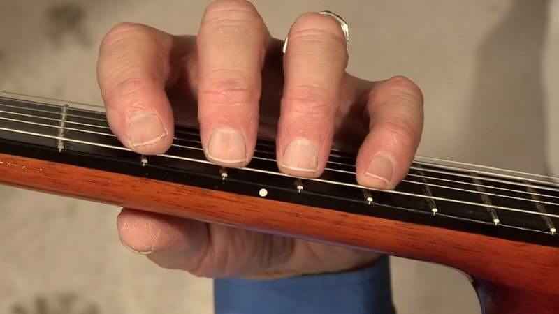 Do not set the fingers on top of the fret wires.