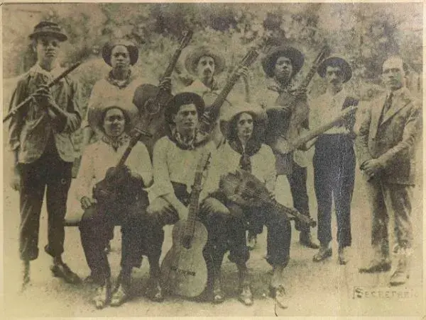 Os Oito Batutas (The Eight Fearless Ones) Standing: Pixinguinha (flauta), Donga (guitar), Raul Palmieri (guitar), China (guitar), Jacob Palmieri (ganzá or shaker), and José Alves. Seated: Nelson Alves (cavaquinho), João Pernambuco (guitar), and Luiz de Oliveira (bandola).